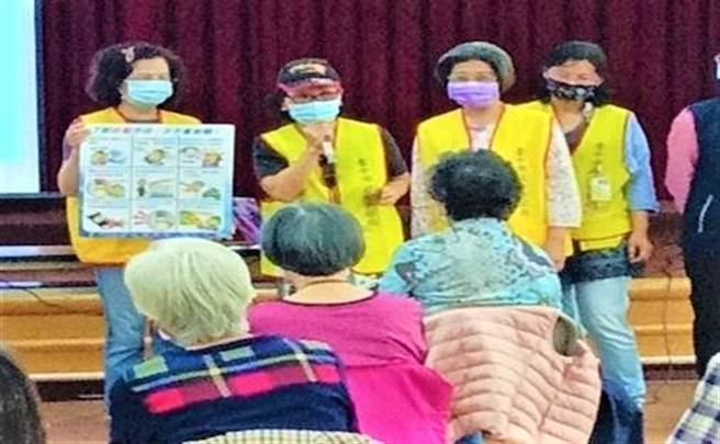 台中市政府警察局第六分局帶領「和平鴿志工團」，到西屯區何里社區關懷據點實施預防犯罪宣導活動。（盧金足攝）