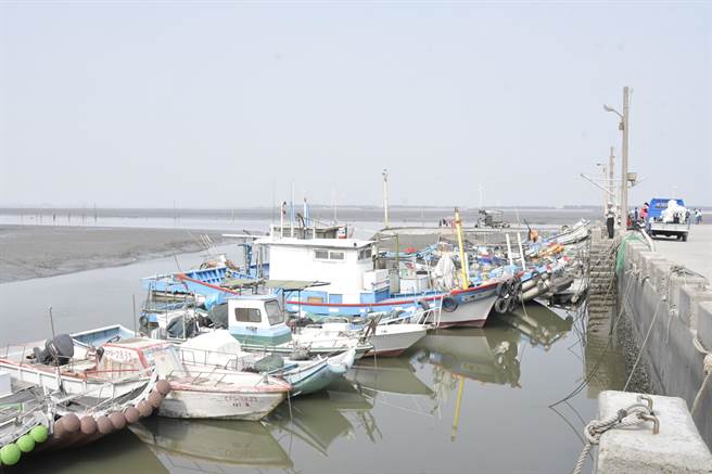 鹿港镇崑崙台泊地，停靠40多艘渔船筏，因长年没有维修平台，渔民得大老远到台中梧栖港借地方整修渔船。（谢琼云摄）