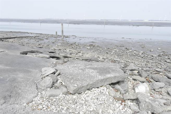 鹿港镇崑崙台泊地年久失修，出海路面处处破损，部分还因海浪反覆拍打掏空下陷。（谢琼云摄）