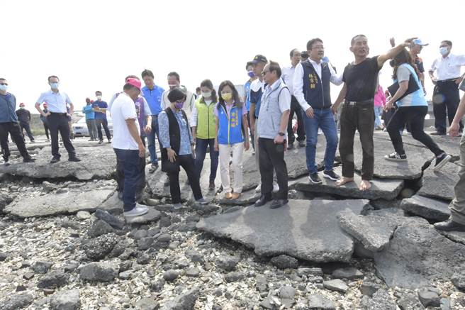 彰化县长王惠美（左二）与鹿港镇长许志宏、彰化区渔会总干事陈诸讚和多位议员到场视察，针对民代给的意见，她指示县府农业处纳入考量研议改善方法。（谢琼云摄）