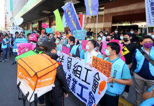 近日接连传出包括Foodpanda与UberEats等外送平台，接连更改薪资计算公式，约影响外送员2成薪资收入，引起许多外送员不满，批评业者黑箱作业。他们在20日宣布将成立全国外送产业工会，邀请全台外送员加入。（张铠乙摄）