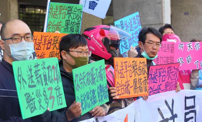 近日接连传出包括Foodpanda与UberEats等外送平台，接连更改薪资计算公式，约影响外送员2成薪资收入，引起许多外送员不满，批评业者黑箱作业。他们在20日宣布将成立全国外送产业工会，邀请全台外送员加入，并呼吁劳动部针对外送员产业立专法，在雇佣跟承揽制中间找到出路。（张铠乙摄）