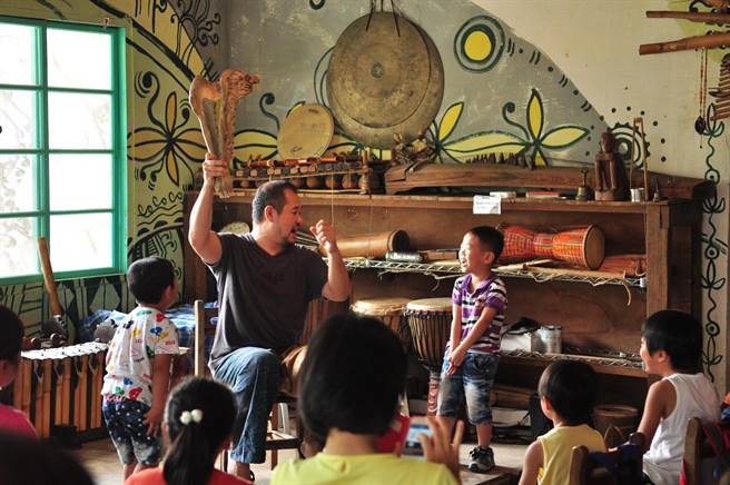 新北市立淡水古蹟博物館與新北市教育局合作，將於4月25日下午3時至6時在淡水街長多田榮吉故居及前清淡水關稅務司官邸（小白宮）間舉辦「英日快閃時空小徑」活動。（淡古提供）