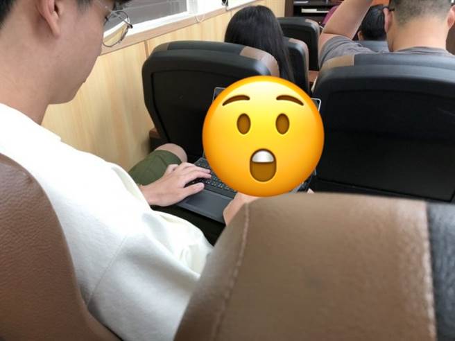 1名男大生日前在课堂上发现左前方的同学拿出笔记型电脑疯狂敲打键盘，原本以为对方正在做报告，没想到近看才发现对方正在玩色情游戏。（图／翻摄自Dcard）