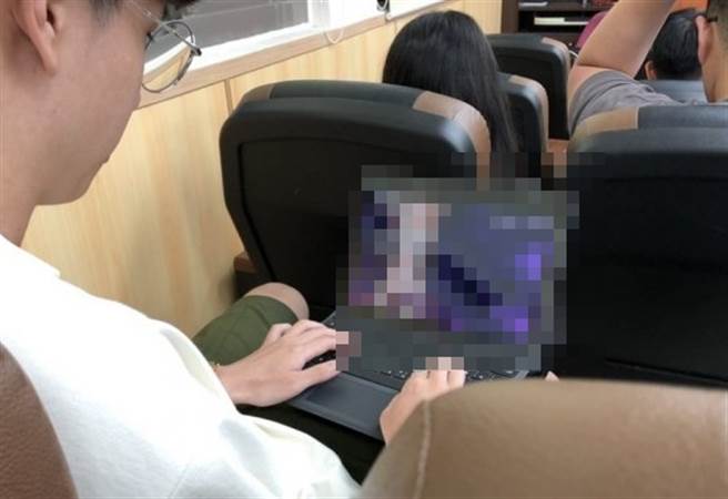 1名男大生日前在课堂上发现左前方的同学拿出笔记型电脑疯狂敲打键盘，原本以为对方正在做报告，没想到近看才发现对方正在玩色情游戏。（图／翻摄自Dcard）