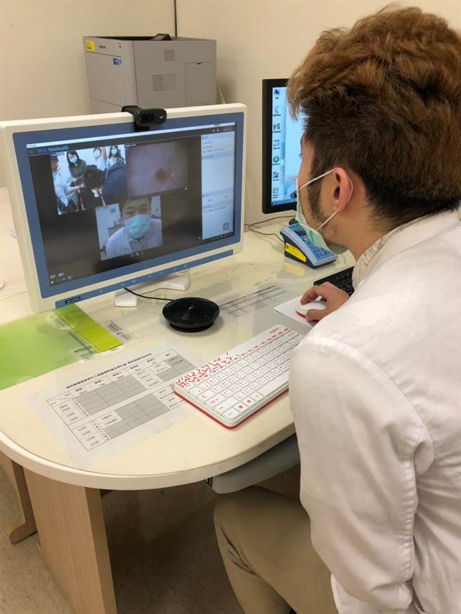北荣与板荣医师远距视讯讨论病情。（北荣提供）