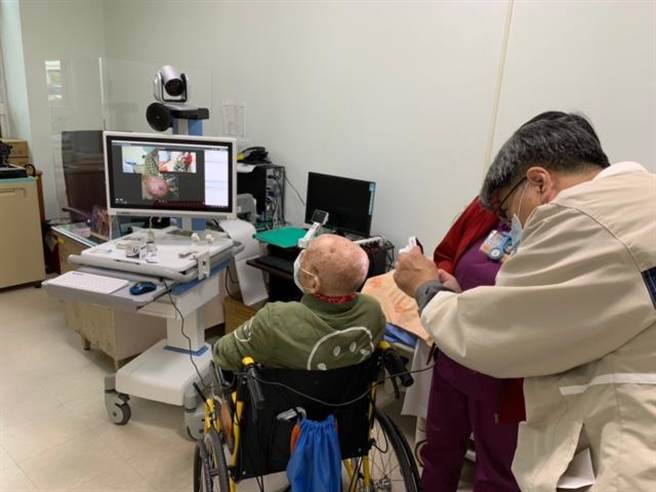 北荣与板荣医师远距视讯讨论病情。（北荣提供）