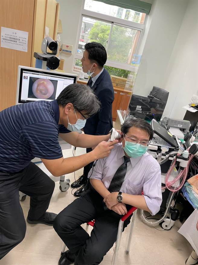 李伟强主任于板荣亲自示范耳科远距医疗。（北荣提供）