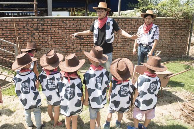 高雄型农培训课程着多元，图为型农与学童互动。（高雄市农业局提供／林瑞益高雄传真）