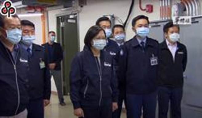 蔡英文总统去年10月13日前往位于新竹县五峰乡、海拔的2620公尺的乐山雷达站视察「空军侦搜预警中心」，军闻社与总统府发布的影像中，有长驻当地的美方人员身影。（摘自军闻社影片）