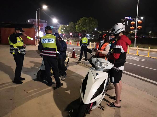 警方在金湖鎮市港路、太湖路等車流較大段段，協同金門監理站聯合稽查。（警方提供）