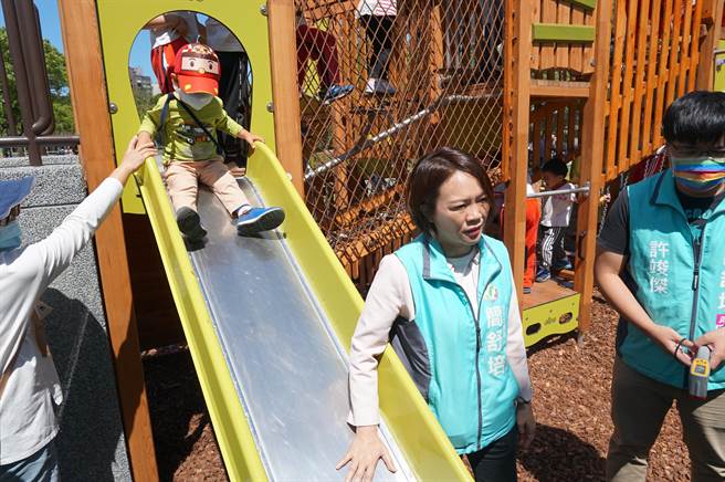 台北市大安森林公园游具经太阳曝晒成了「铁板烧」，有小朋友稚嫩的皮肤轻微被烫伤。（张立勋摄）