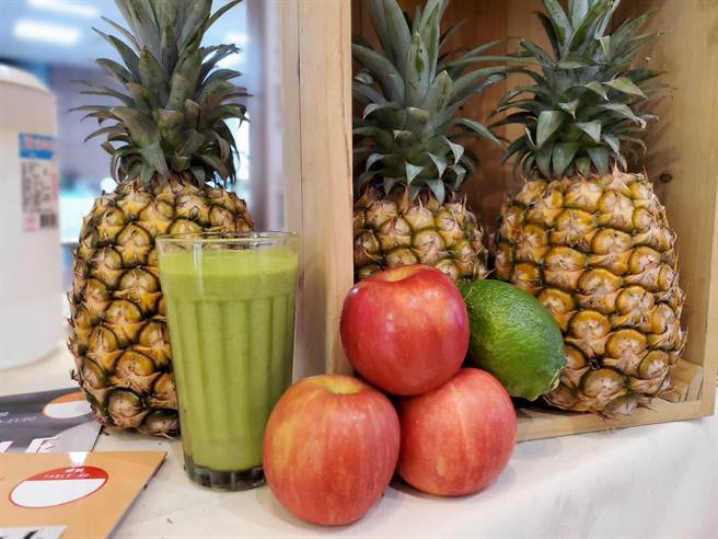 綠拿鐵就是把鳳梨、蘋果、檸檬放一起打成果汁，高纖、酸甜鮮美又抗暑。（周麗蘭攝）