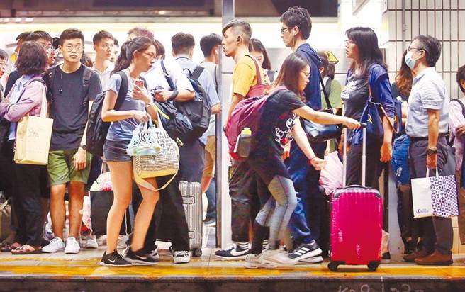 台北车站月台上挤满候车旅客。（本报资料照片）