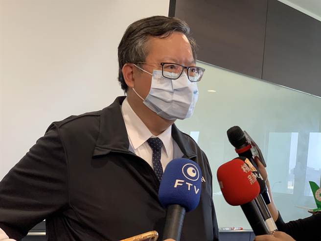 桃園市長鄭文燦20日至長榮航空訪視機組員「充電再出發訓練計畫」。（姜霏攝）