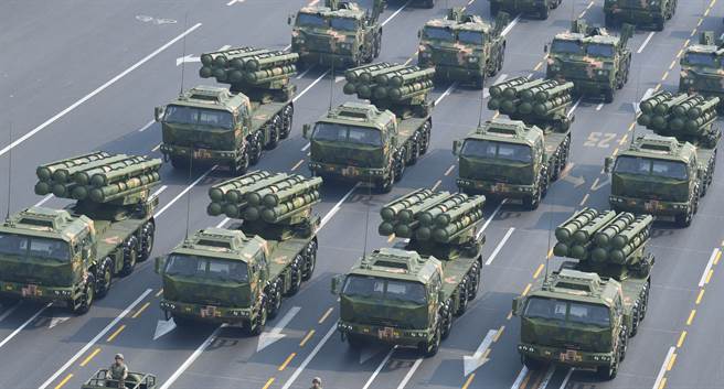 中方在2019年10月1日的建政70周年大閱兵中展示了多管火箭砲方隊。（新華社）