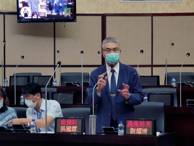 台南市政府農業局長謝耀清在市議會進行農漁產滯銷因應措施專案報告。（洪榮志攝）