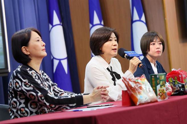 国民党发言人江怡臻（右起）、文传会主委王育敏及副主委王鸿薇20日召开记者会，要求政府严守把关，并呼吁民眾用公投终结莱猪进口。（范扬光摄）