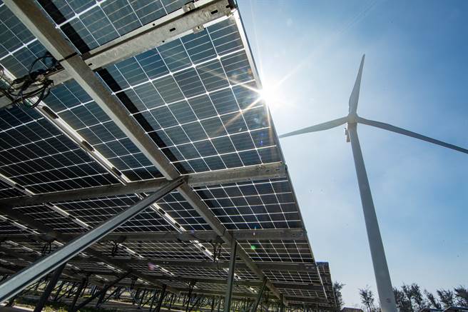 财信传媒董事长谢金河推崇台泥集团在董事长张安平带领下，从传统水泥产业走向新能源及循环再生产业。图为台泥绿能在彰滨的再生能源电厂。（台泥企业团提供）