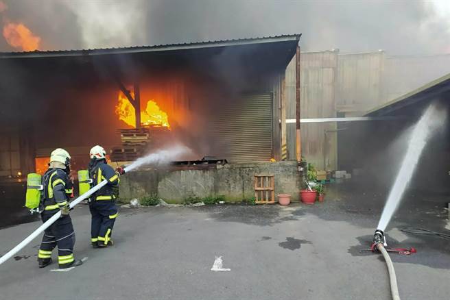 观音区新坡某物流仓库起火，起火原因仍待调查。（姜霏翻摄）