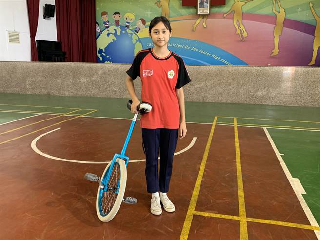 大竹国中张咏慈去年底勇夺全国教育杯独轮车锦标赛个人花式国中组冠军。（姜霏摄）