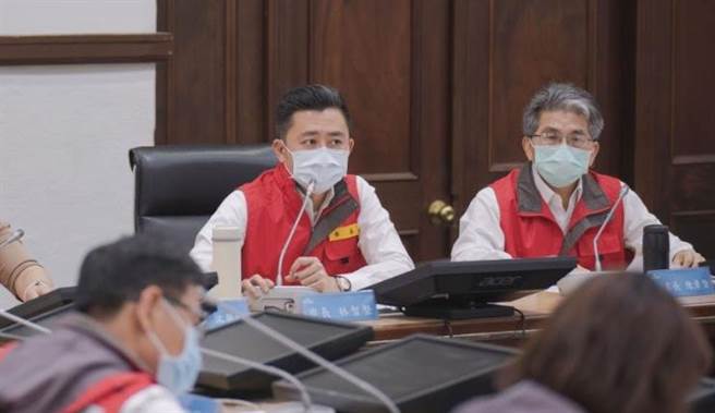 新竹市长林智坚（中）表示，为限水提前部署，全市总计将设置158个供水站。（陈育贤摄）