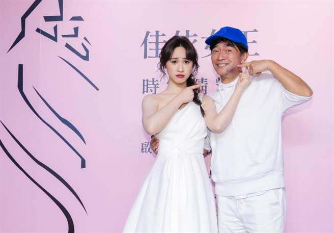 Sandy吴姗儒20日出席代言的佳依健康生技新品胶原蛋白补充饮记者会，老爸吴宗宪顶着肿脸现身支持。（罗永铭摄）