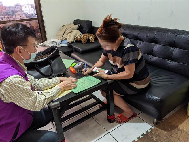 新北分署书记官上午至树林区现场执行义务人林姓小姐，义务人母亲告知书记官其女儿住在台北市，将代为转交现场执行通知书。（新北分署提供）