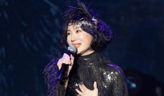 坣娜演唱会尪放闪告白 她一身黑金双色性感优雅。(图/品牌提供)