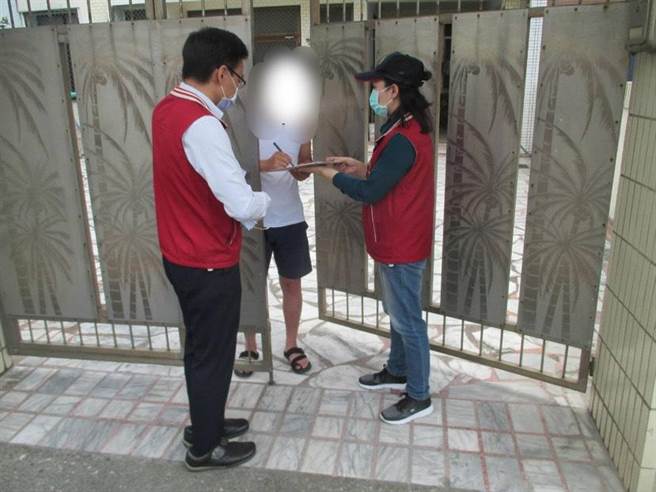 今天2月春节期间，花莲赖姓男子入住居家旅馆，竟趁黑夜偷溜外出30分钟，被罚10万元，行政执行署执行官到花莲家中呼吁儘速出面缴纳。（行政执行署花莲分署提供／王志伟花莲传真）