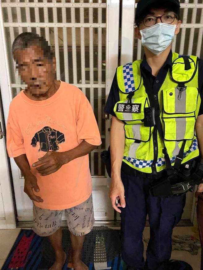 高雄小港阿伯买菸忘回家路，小港暖警助平安返家。（柯宗纬翻摄）