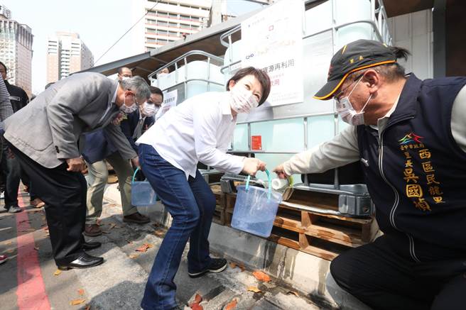 台中市长卢秀燕感谢境内所有建设行业，台中许多企业正大力建设当中，台中地下水资源尚属丰沛，工地于建设当中地下水会不停涌出，是非常珍贵的水资源。（卢金足摄）