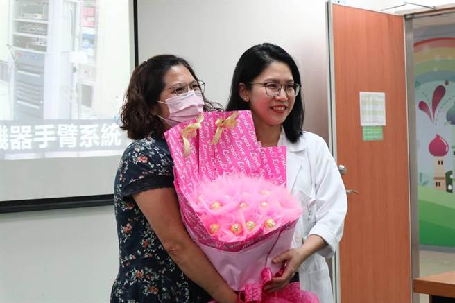 刘小姐（左）20日到柳营奇美医院感谢医疗团队的照顾。右为柳营奇美医院妇产科医师魏君卉。（张毓翎摄）