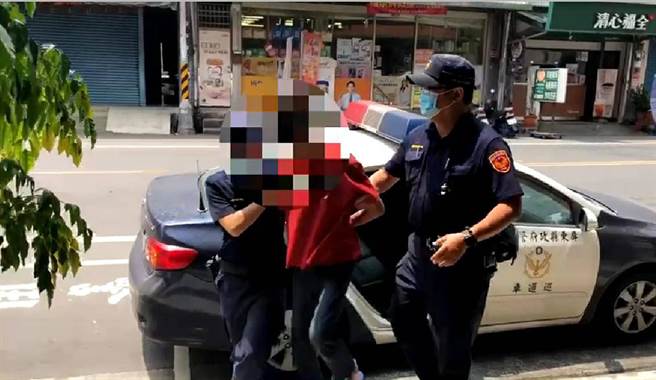 男子持西瓜刀于大街挥舞，警方压制后上铐送办。(警方提供)