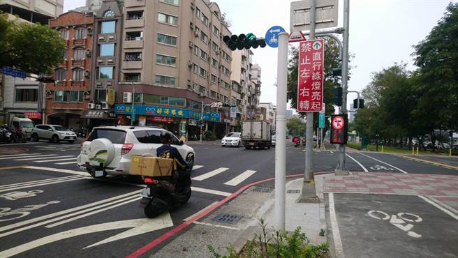 高雄轻轨大南环开始正式营运后，短短3个月内就发生过5件与汽机车擦撞的事故，高市府交通局特别在凯旋二路与四维一路口加设电子看板，提醒民眾避免违规转向与轻轨发生碰撞。（洪浩轩摄）