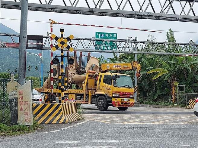 这辆货车未注意限高，卡在平交道上，惊险万分。（读者江思婷提供／王志伟花莲传真）