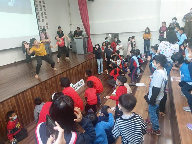 雲門舞集舞者下鄉跳舞，20日上午首度到位於嘉義阿里山上的達邦國小，示範西方芭蕾舞、東方武術和現代舞精華。（李欣恬攝）