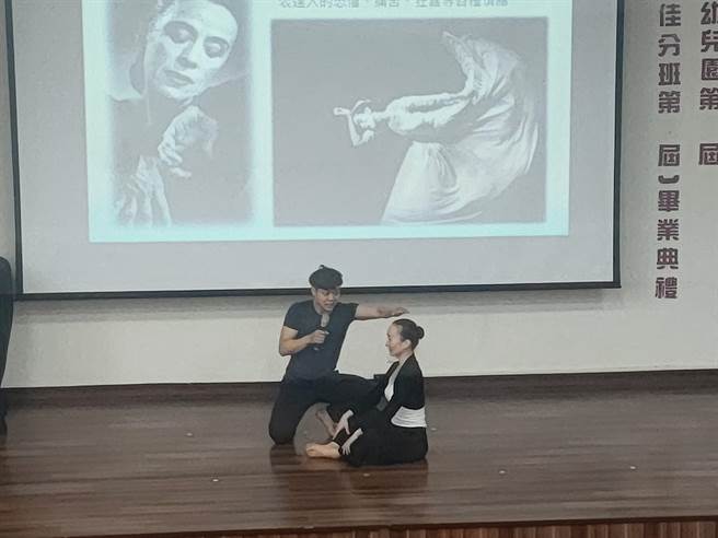 雲門舞集舞者下鄉跳舞，20日上午首度到位於嘉義阿里山上的達邦國小，示範西方芭蕾舞、東方武術和現代舞精華。（李欣恬攝）