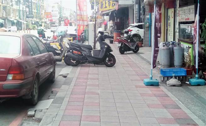 人行空间不友善，医师吴欣岱许多小问题都是影响生育率的眾多原因之一。（林和生摄）