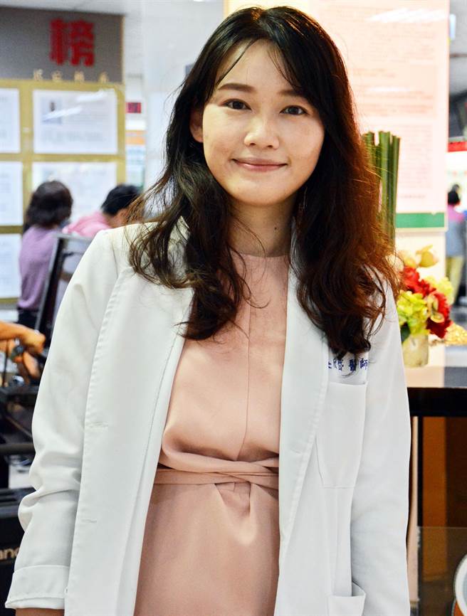 屏东医院医师吴欣岱谈论台湾低生育率，坦言除需改善相关社会福利外，包括公共交通设施对带着孩子的家长足够友善？（林和生摄）