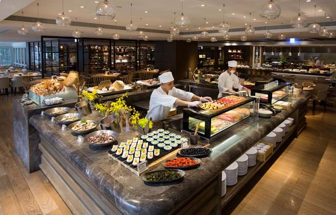 台北君悦酒店推出线上旅展，其中有超值联合优惠餐券适用于人气自助餐厅凯菲屋、彩日本料理及茶苑。（台北君悦酒店提供）