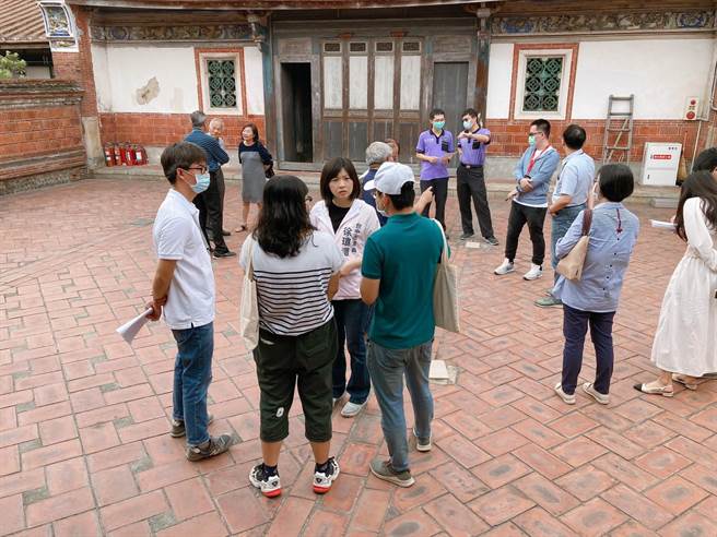 市议员徐瑄沣20日邀集台中市文化资产处、客委会、消防局、神冈区公所及社口里长等，进行社口林宅修缮会勘。（市议员徐瑄沣服务处提供）