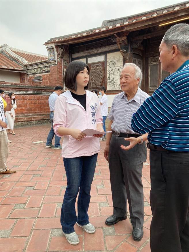 经勘查现地发现，古宅墙面风化剥蚀情形严重，消防安全设备故障，屋顶漏水，白蚁危害古宅，古蹟现况堪忧。（市议员徐瑄沣服务处提供）