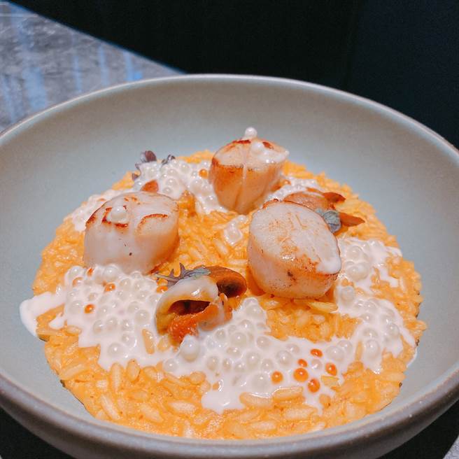 海胆炖饭。（邱映慈摄）