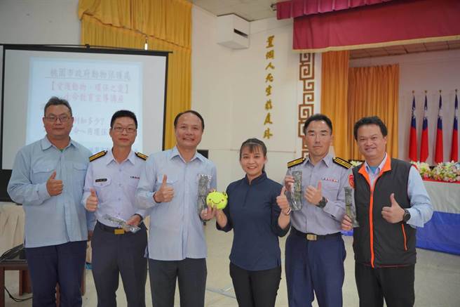 佛教慈济慈善事业基金会副执行长何日生等今（20日）至海巡署北部分署忠爱庄营区捐赠海巡100组福慧床及350件毛毯。（海巡署北部分署提供）