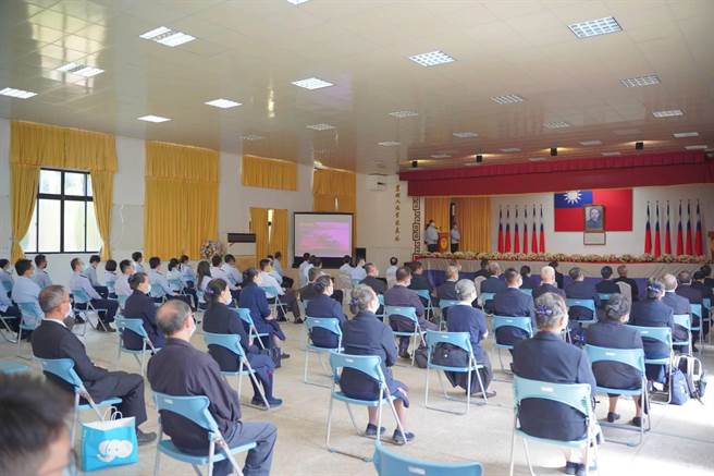 佛教慈济慈善事业基金会副执行长何日生等今（20日）至海巡署北部分署忠爱庄营区捐赠海巡100组福慧床及350件毛毯。（海巡署北部分署提供）