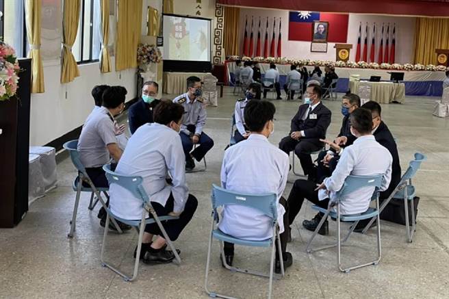 佛教慈济慈善事业基金会副执行长何日生等今（20日）至海巡署北部分署忠爱庄营区捐赠海巡100组福慧床及350件毛毯。（海巡署北部分署提供）