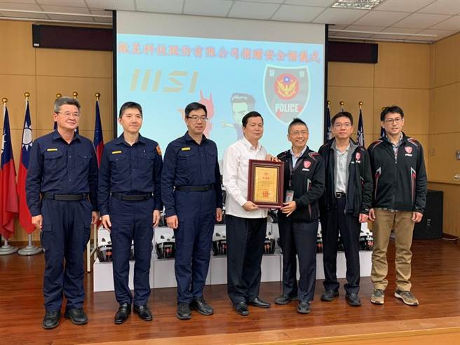 微星科技股份有限公司為守護員警執勤安全，捐贈給新北市中和警分局500頂加強防護型安全帽，藉以提昇員警執勤安全。（中和警分局提供）