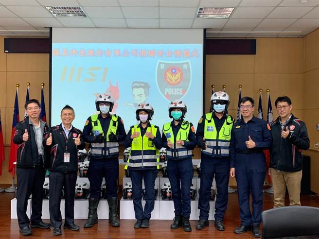 微星科技股份有限公司為守護員警執勤安全，捐贈給新北市中和警分局500頂加強防護型安全帽，藉以提昇員警執勤安全。（中和警分局提供）