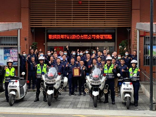 微星科技股份有限公司為守護員警執勤安全，捐贈給新北市中和警分局500頂加強防護型安全帽，藉以提昇員警執勤安全。（中和警分局提供）